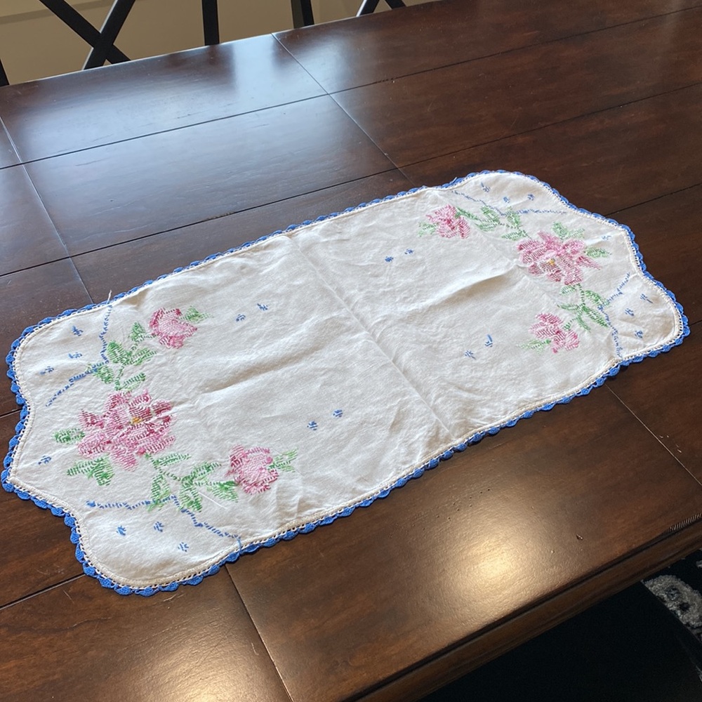 Vintage Hand Cross Stitched Crocheted Floral Table Runner Dresser Scarf! - Picture 4 of 4